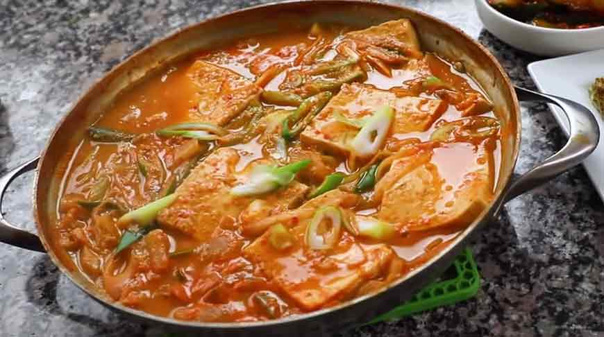 Cheonggukjang Jjigae – Sopa de cadáver comidas coreanas raras que te encantaran