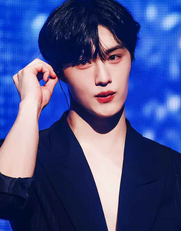 13 ídolos masculinos más altos del K-pop 8 Hyunsuk (CIX)