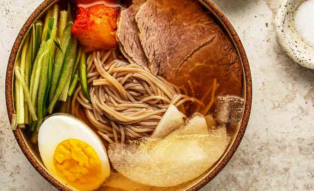 Naengmyeon (fideos fríos) uno de los más populares de Corea del Sur