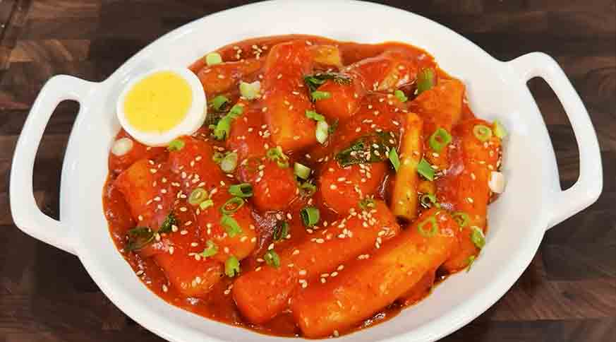 Tteokbokki (Pastel de arroz) comidas tradicionales coreanas que deberias probar, son sabrosos y saludables