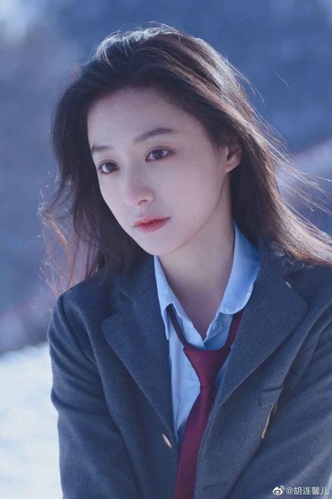Actriz china causa furor por su asombroso parecido con Kim Ji Won 3 Hu Lian Xin