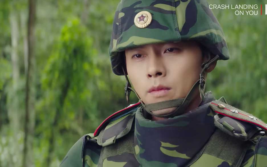 Actores coreanos maduros y guapos que triunfaron en sus carreras después de los 35 años 6 Hyun Bin (42 años) Era popular en Corea del Sur, pero fue a sus 36 años que el mundo lo conocio por Crash Landing on You