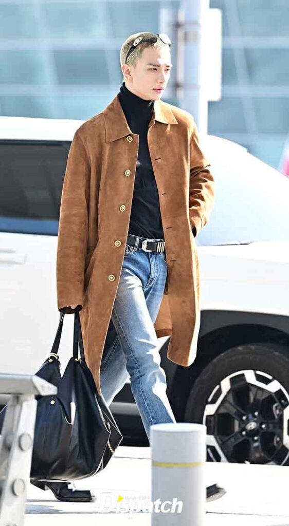 Hyunjin de Stray Kids deslumbra en el aeropuerto con un look de Versace digno de pasarela 3 Hyunjin de Stray Kids deslumbra en el aeropuerto con un look de Versace digno de pasarela