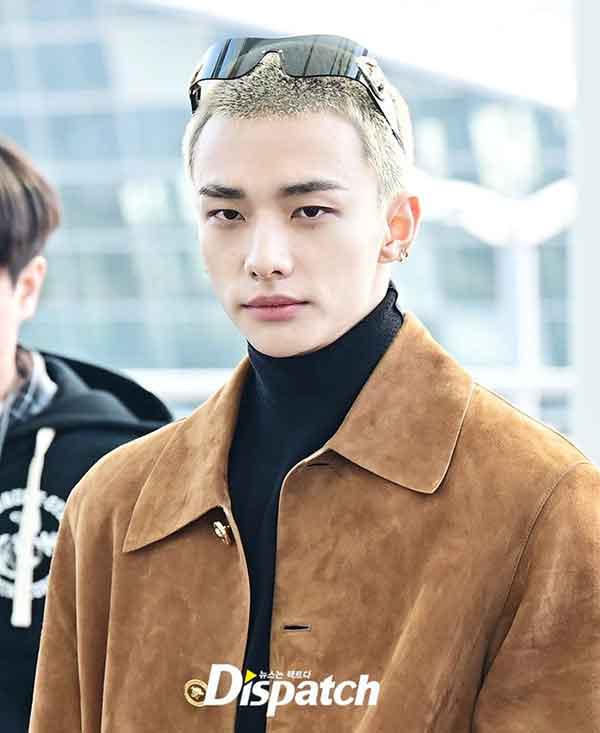 Hyunjin de Stray Kids deslumbra en el aeropuerto con un look de Versace digno de pasarela 4 Hyunjin de Stray Kids deslumbra en el aeropuerto con un look de Versace digno de pasarela