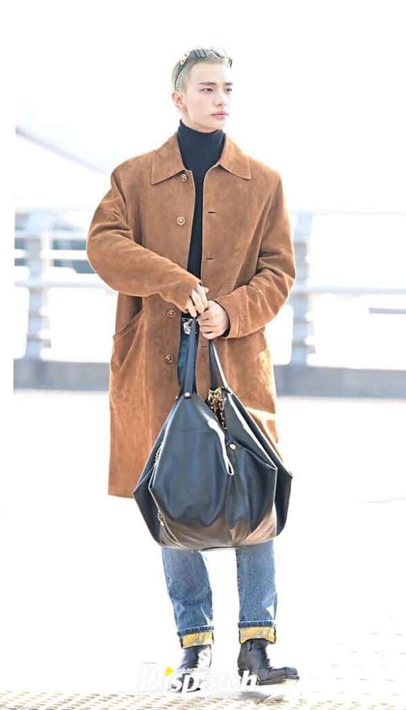 Hyunjin de Stray Kids deslumbra en el aeropuerto con un look de Versace digno de pasarela 5 Hyunjin de Stray Kids deslumbra en el aeropuerto con un look de Versace digno de pasarela