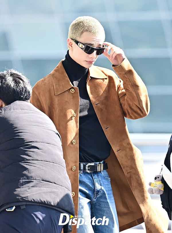 Hyunjin de Stray Kids deslumbra en el aeropuerto con un look de Versace digno de pasarela 6 Hyunjin de Stray Kids deslumbra en el aeropuerto con un look de Versace digno de pasarela
