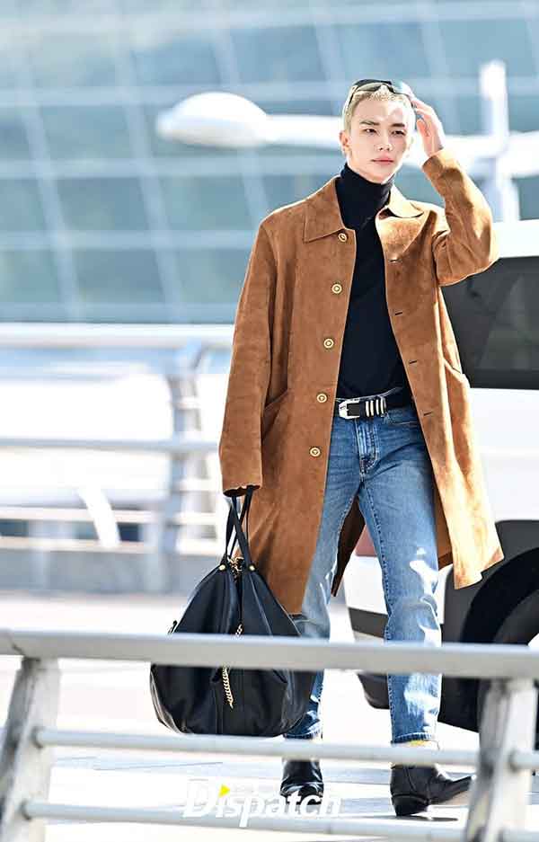 Hyunjin de Stray Kids deslumbra en el aeropuerto con un look de Versace digno de pasarela 7 Hyunjin de Stray Kids deslumbra en el aeropuerto con un look de Versace digno de pasarela