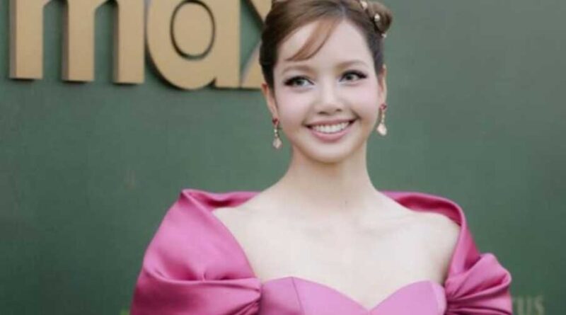 Lisa de BLACKPINK deslumbra con un vestido rosa en el evento exclusivo de ‘The White Lotus 3’ 1 Lisa de BLACKPINK deslumbra con un vestido rosa en el evento exclusivo de ‘The White Lotus 3’