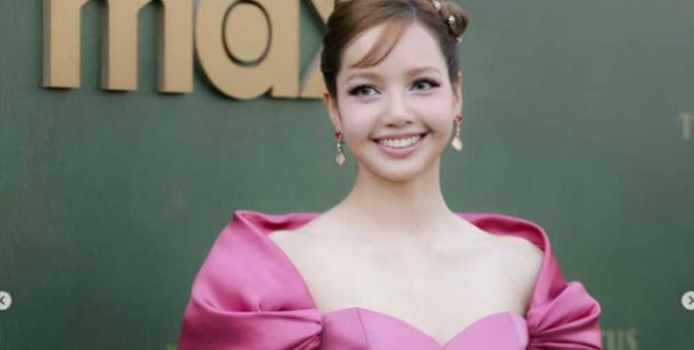 El lightstick de Lisa de BLACKPINK es revelado: ¡Mira cómo es! 2 Lisa de BLACKPINK deslumbra con un vestido rosa en el evento exclusivo de ‘The White Lotus 3’