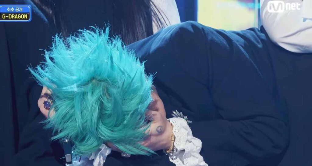¡No te lo pierdas! G-Dragon se roba risas al esquivar al "Hada final" en "M Countdown" 2 ¡No te lo pierdas! G-Dragon se roba risas al esquivar al "Hada final" en "M Countdown"