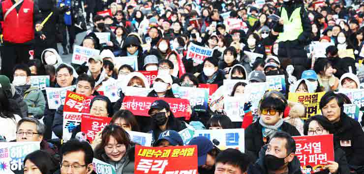 Protestas masivas en Corea del Sur en apoyo y rechazo a la destitución de Yoon 1 También se celebraron manifestaciones similares en apoyo de Yoon cerca de la Asamblea Nacional, en el distrito occidental de Yeouido, en Seúl, y frente al Tribunal del Distrito Central de Seúl, en el sur de Seúl. También en Gwanghwamun, otra manifestación exigió una sentencia del Tribunal Constitucional para destituir a Yoon. Según los organizadores, participaron 100.000 personas, mientras que la policía estimó que el número ascendía a 6.000. Los participantes pidieron la "destitución inmediata" de Yoon, al tiempo que criticaron al presidente interino Choi Sang-mok por vetar un proyecto de ley de la Asamblea Nacional que pedía una investigación especial sobre Yoon por la declaración de la ley marcial. "Acabemos por completo, con el poder del pueblo, con el plan de insurrección de las fuerzas anticonstitucionales, incluido Yoon Suk Yeol y el (gobernante) Partido del Poder Popular", dijo Kim Min Moon-jung, quien encabezó la manifestación contra Yoon. Unos 240 agentes de la policía de tránsito fueron movilizados en Seúl debido a que las manifestaciones masivas causaron congestiones de tránsito y otros inconvenientes.