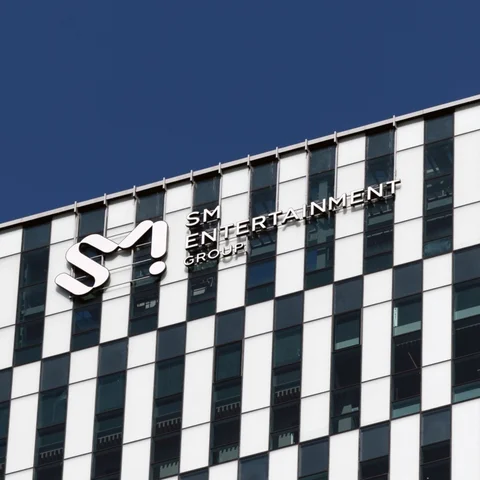 SM Entertainment sufre una caída del 99% en sus ganancias netas, ¡todos los detalles aquí! 2 SM Entertainment edificio