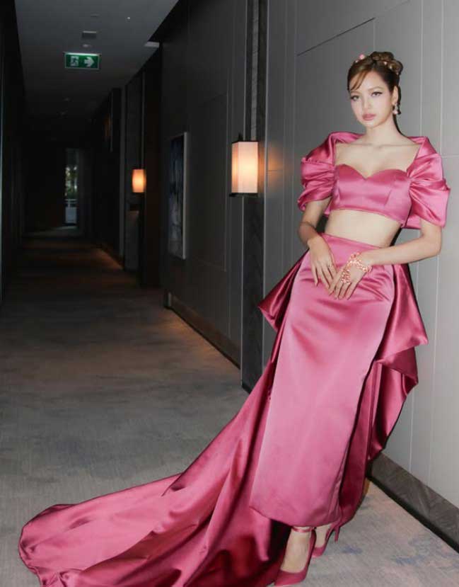 Lisa de BLACKPINK deslumbra con un vestido rosa en el evento exclusivo de ‘The White Lotus 3’ 2 Lisa de BLACKPINK deslumbra con un vestido rosa en el evento exclusivo de ‘The White Lotus 3’