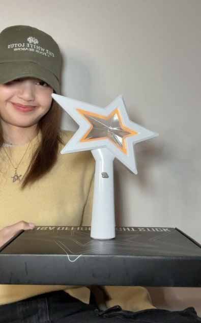El lightstick de Lisa de BLACKPINK es revelado: ¡Mira cómo es! 4 lightstick de Lisa de BLACKPINK