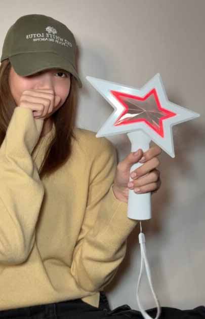 El lightstick de Lisa de BLACKPINK es revelado: ¡Mira cómo es! 5 lightstick de Lisa de BLACKPINK