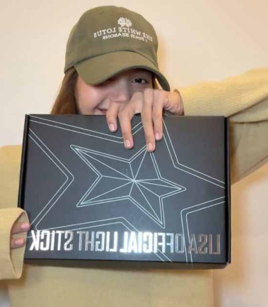 El lightstick de Lisa de BLACKPINK es revelado: ¡Mira cómo es! 3 lightstick de Lisa de BLACKPINK