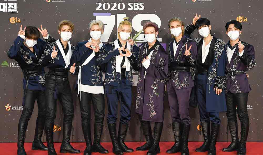 Ídolos de K-POP que han lucido Hanbok modernos y tradicionales realmente hermosos 7 sTRAY KIDS HANBOK MODERNO
