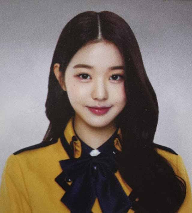 Aquí las icónicas fotos de graduación de Jang Wonyoung de IVE 2 Aquí las icónicas fotos de graduación de Jang Wonyoung de IVE