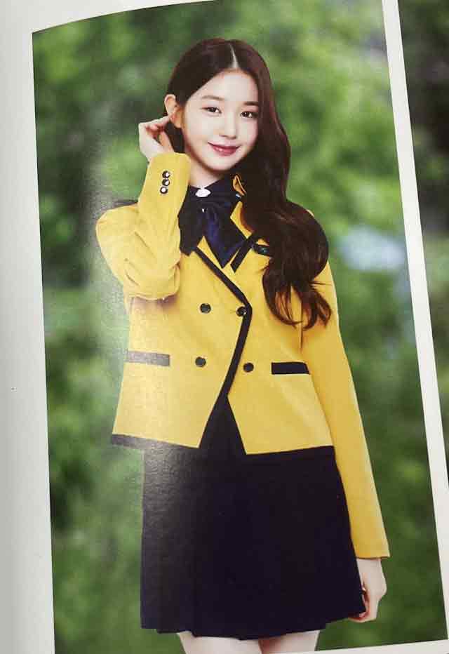 Aquí las icónicas fotos de graduación de Jang Wonyoung de IVE 3 Aquí las icónicas fotos de graduación de Jang Wonyoung de IVE