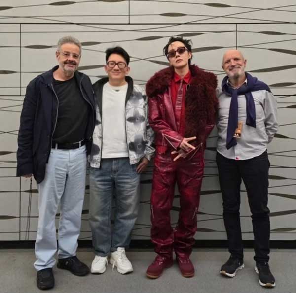 Bang Si Hyuk aterriza en Ciudad de México para respaldar la gira de J-Hope de BTS 2 Bang Si Hyuk aterriza en Ciudad de México para respaldar la gira de J-Hope de BTS