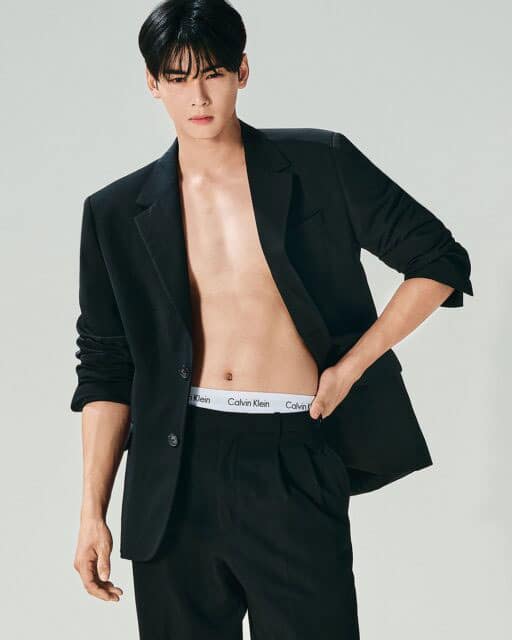 Cha Eun Woo causa sensación con su lado más sexy en una campaña de Calvin Klein