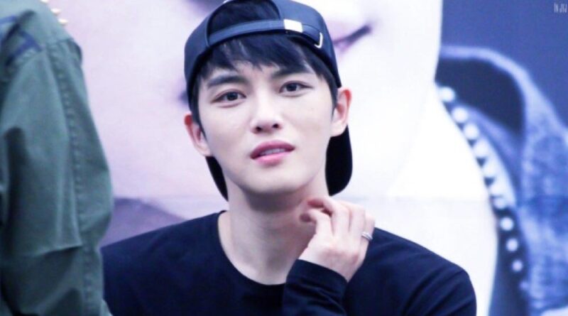 Fan sorprende a Kim Jaejoong cuando le dio su llave de hotel 1 Fan sorprende a Kim Jaejoong cuando le dio su llave de hotel