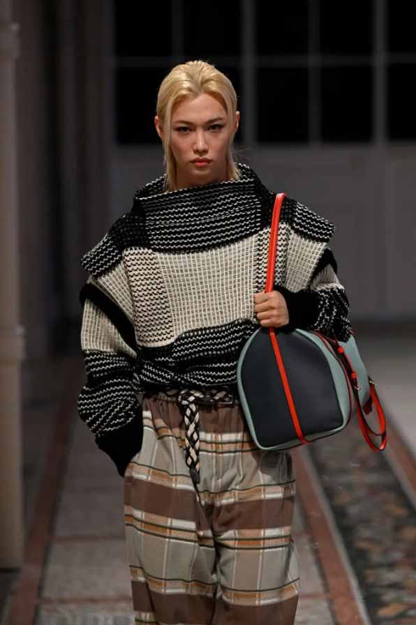 Felix de Stray Kids deslumbra en la pasarela de Louis Vuitton en la Semana de la Moda de París 2025 2 Felix de Stray Kids deslumbra en la pasarela de Louis Vuitton en la Semana de la Moda de París 2025