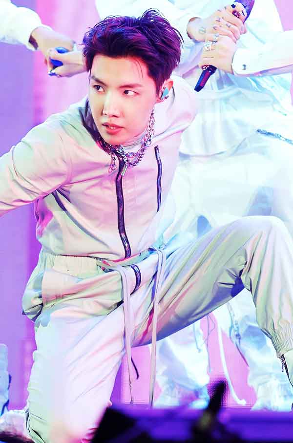 Estos son los 5 mejores bailarines según BIGHIT MUSIC ¿Estás de acuerdo? 4 J-Hope (BTS)