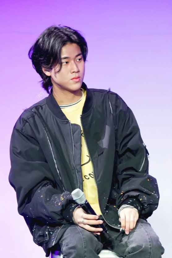 Lee Mujin sorprende al no presentarse a su programa, dejando a Kyujin de NMIXX solo 3 Lee Mujin sorprende al no presentarse a su programa, dejando a Kyujin de NMIXX solo