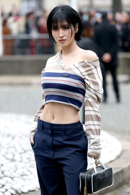 Momo de TWICE roba miradas por su abdomen tonificado en la Semana de la Moda 3 Momo de TWICE roba miradas por su abdomen tonificado en la Semana de la Moda