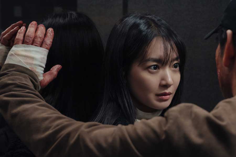 Primeras imagenes del nuevo k-drama 'KARMA' con Shin Min Ah y Park Hae Soo que ya tiene fecha de estreno 3 Primeras imagenes del nuevo k-drama 'KARMA' con Shin Min Ah y Park Hae Soo que ya tiene fecha de estreno