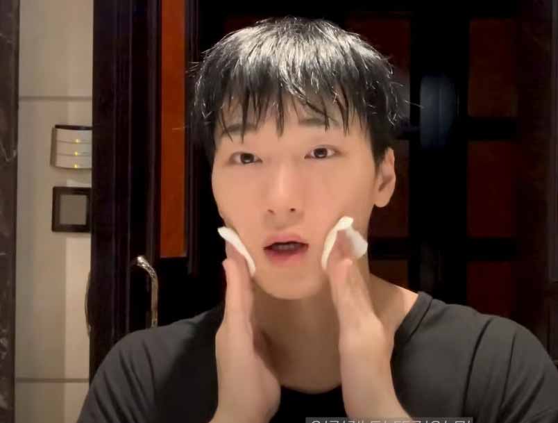 San de ATEEZ sorprendió a ATINY: ¿se ve mejor sin maquillaje que con él? 4 San de ATEEZ sorprendió a ATINY: ¿se ve mejor sin maquillaje que con él?