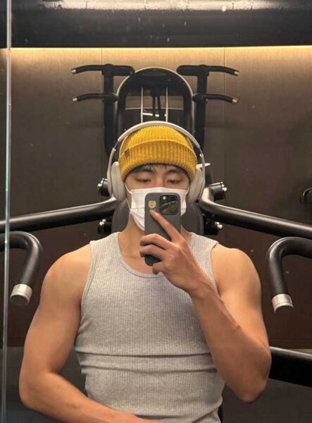 V de BTS sorprende con nuevas fotos tras perder 10 kg 2 V de BTS sorprende con nuevas fotos tras perder 10 kg