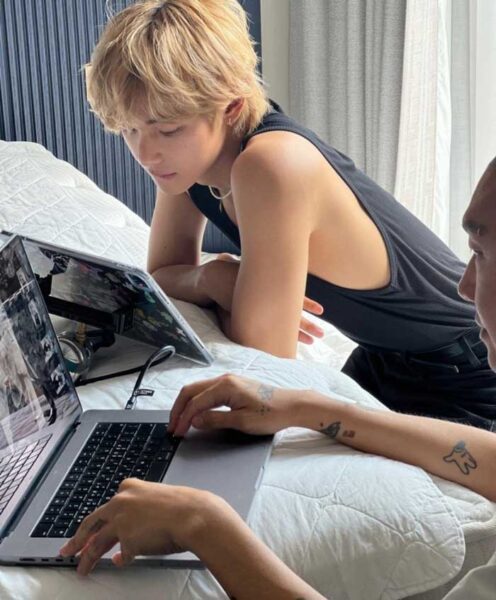 V de BTS sorprende con nuevas fotos tras perder 10 kg 4 V de BTS sorprende con nuevas fotos tras perder 10 kg